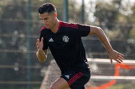 Bóng đá là môn thể thao đồng đội được chơi theo các quy tắc đề ra trong luật bóng đá (tiếng anh: Jbdi0kxwmjxzkm