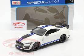 White looks ok but im a fan of having and accent color with white/black. Maisto 1 18 Ford Mustang Shelby Gt500 Year 2020 White With Blue Stripes 31452 Model Car 31452 090159314523 8719247697363
