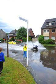 Die zeit von sonnenaufgang bis sonnenuntergang ist in gelb eingezeichnet. Uberflutete Strassen Nach Unwetter In Monchengladbach