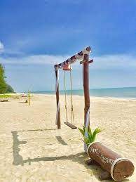 Pantai ini adalah salah satu yang dikelola dengan baik sehingga traveler cukup mudah menemukan fasilitas pendukung seperti restoran, penginapan, toko suvenir. Pantai Melawi Di Kelantan Tempat Menarik Yang Sangat Cantik Untuk Tenangkan Minda Tempat Menarik