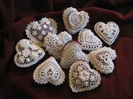 что можно связать крючком в подарок на 8 марта Serdechnye Podarki Uzory Dlya Vyazanyh Kryuchkom Serdec Valentinki I Irlandskoe Vyazanie