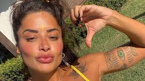 Aline riscado entrega data de estreia de reality de futebol que vai comandar no sbt. So Agradeco Revela Aline Riscado Posando De Biquini Em Frente Ao Mar Istoe Independente