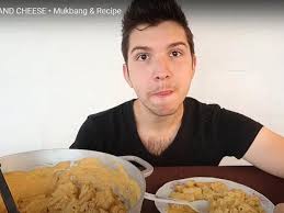 Thanh niên tăng cả trăm ký sau khi làm clip mukbang