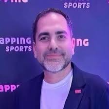 A LDU le costó mucho la zona entre su volante de corte y los centrales,  aprovechada por un Barcelona que recuperó algunos balones con Johnny  Quiñónez presionando arriba y Rojas merodeando. Nunes