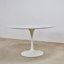 For Sale Tulip Coffee Table By Eero Saarinen 1970s In 2020 Tulip Coffee Table Table Coffee Table