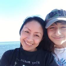 ✨¡Regresa la experiencia inmersiva “La Peni” al Parque de la Paz! Disfruta  a partir del jueves 21 de agosto, el videomapping y seis momentos  interactivos en el espacio público con la familia.