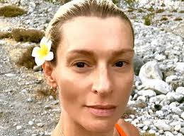 Τι και αν μεγαλώνει η ζέτα δούκα θα είναι πάντα η ζέτα δούκα τέλος με ύψος 1,78 και γεννέθλια στις 24 νοεμβρίου 1973 είναι ήδη 46 ετών και παραμένει ανδρική φαντασίωση άπιστη. Zeta Doyka Oi Tryferes Fwtografies Me Thn Oikogeneia Ths Imommy