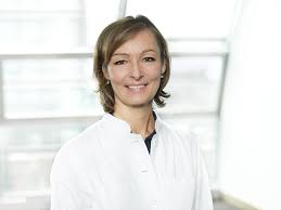 Du kannst natürlich direkt zum rheumatologen und orthopäden gehen, aber es ist möglich, dass du ohne überweisung, längere wartezeiten hast und deine 10€ praxisgebühr zahlen musst. Rheumatologie Facharzt Praxis Medizinicum Hamburg