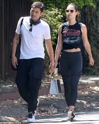 When we first went back the uk to meet my family — it was the first time i had heard anyone call my mum mum. Henry Golding Masken Mit Frau Liv Lo To Run Errands In Venice Beach In Der Pause Aus Der Quarantane Aktuelle Boulevard Nachrichten Und Fotogalerien Zu Stars Sternchen