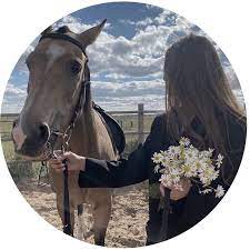 𝙰𝚅𝚃𝙰𝚁𝚂 in 2021 horse girl photography black girl art girl hiding face