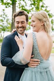 Es ist sowohl sehr dekorativ wie auch nützlich und wird zusätzlich mit euren namen und dem hochzeitsdatum personalisiert. Hochzeitsgast Kleider Blonde Edition Engelhorn Journal Kleid Hochzeitsgast Hochzeitsgast Hochzeit Outfit Gast