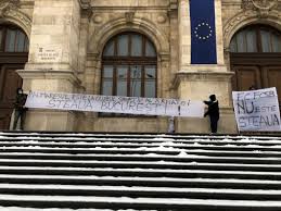 Adresele curtilor de apel din romania. Foto Fanii Lui Csa Steaua Bannere In FaÈ›a CurÈ›ii De Apel BucureÈ™ti Vrem JudecÄƒtori CorecÈ›i Fcsb Nu Este Steaua