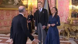 A la reina Letizia se le cae la pulsera de diamantes en la recepción del cuerpo diplomático