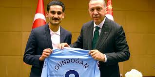 Ulan adamların orta sahası adamları ihya ediyor bizim de forvette samatta filan var topu dikiyor gebze'ye. Ozil Gundogan Und Erdogan Wie Konnte Das Bloss Passieren Taz De