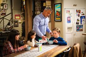 grace kaufman left hala finley matt leblanc and matthew mccann in man with a plan on cbs pequeno grande