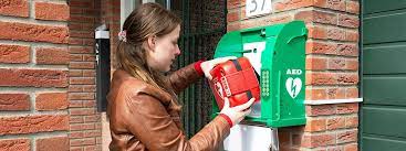 Reanimatie kan in eerste instantie prima door u zonder technische hulpmiddelen, of met behulp van een automatische externe defibrillator die in nederland op steeds meer plaatsen in gebruik worden. Wat Is Een Aed Hartstichting