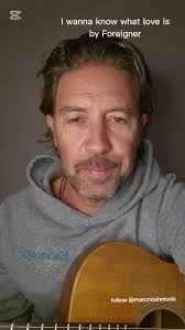 * Enquanto escrevo música e toco música como trabalho, estou dentro do meu  mundo e estas músicas trazem memórias de um jovem coração (o meu) que  estava sempre apaixonado e iludido enquanto me ...