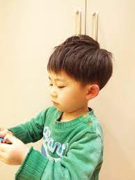 サイドから襟足にかけて一周を6ｍｍで刈り２ブロックにしました o 可愛いお顔立ちに合わせて丸みをつけてカットしました こども専門の美容室 チョッキンズ 2歳 男の子 髪型 ボーイズヘアカット 子供 髪型 男の子