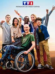 Thomas, 15 ans, atteint d'un cancer du tibia, entre à l'hôpital pour y subir une opération. Casting Les Bracelets Rouges Saison 1 Allocine