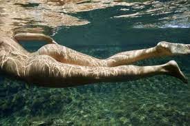 Kaukasischen Jungen Weiblichen Körper Nackt Schwimmen Unter Wasser.  Lizenzfreie Fotos, Bilder Und Stock Fotografie. Image 2187831.