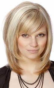 Coupes De Cheveux Pour Les Cheveux De Longueur D Epaule Avec La Frange Styles De Cheveux 2018 Cheveux Blonds Mi Longs Coupe De Cheveux Style De Cheveux