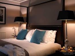 مصابيح لغرفة النوم على الجداول السرير