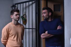 Miklós introduces viewers into the world of money and charm. Bezuhant A Liftaknaba Leesett A Hajorol Veletlenul Elsult A Fegyver Igy Haltak Meg A Baratok Kozt Szereploi 24 Hu