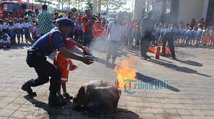 Download now aneka gambar mewarnai gambar mewarnai kereta api untuk. Pengenalan Bahaya Kebakaran Untuk Usia Dini Di Badung Nasya Senang Naik Mobil Damkar Tribun Bali