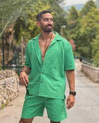 🛑بعد إعلان عقد قرانها.. من هو أحمد تيمور زوج مي عزالدين؟ ⬅️يعمل أحمد تيمور  خليل، زوج الفنانة مي عز الدين، في مجال الصيدلة والعلاج الغذائي ⬅️يتمتع  بحضور نشط على منصات التواصل الاجتماعي،