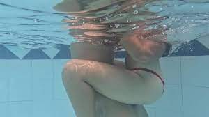 SEXO EN LA PISCINA PUBLICA CON MI NOVIA SEXY DE COÑO ESTRECHO - XVIDEOS.COM