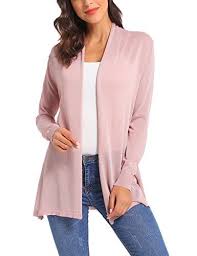 Charme féminin pour ce gilet non doublé en lin et viscose avec pièces en crêpe georgette, revers effet blazer avec profonde encolure, boutonnière, poches passepoilées sur le devant, basque dans le bas, ceinture dans le dos réglable avec boucle, étiquette siglée en forme de cœur facetté couleur nickel. Pin Op Vetements Femme