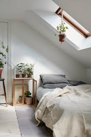40 Minimalist Bedroom Ideas Less Is More Homelovr Attic Bedroom Designs Home Decor Bedroom Attic Bedroom Small