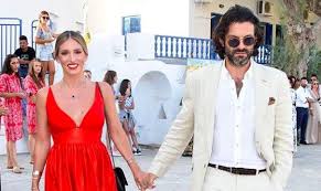 Ο σέξι χορός της ανέβασε επικίνδυνα τη θερμοκρασία! Filippos Mixopoylos Des Ton Gampro Na Perimenei Th Nyfh A8hna Oikonomakoy Fwto Fay S Book