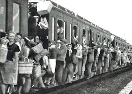 Unser Chemnitz und Karl-Marx-Stadt - Ein sogen. "Hamsterzug" - aus Chemnitz  kommend - fährt auf's Land. Bereits vor Kriegsende sind die Lebensmittel  knapp und bereits mit Marken straff rationiert. Es ist kein