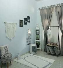 Gunakan sekat atau partisi dengan desain yang selaras dengan interior mushola agar ruangan tidak terasa panas. Desain Mushola