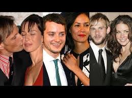 Il Signore Degli Anelli Con I Rispettivi Partner Nella Vita Reale Youtube Life Partners Lord Of The Rings Elijah Wood Girlfriend