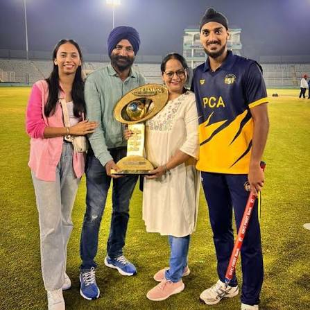 Arshdeep Singh and his family proudly pose with the Syed Mushtaq Ali Trophy. . 📸: Arshdeep Singh