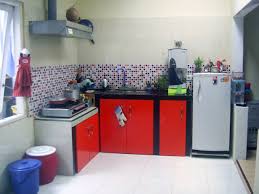 Tata letak kitchen set ini memudahkan anda untuk menyajikan dan meringkas hidangan setelah makan, karena letaknya berdekatan dengan meja. Sederhana Desain Dapur Kecil Cek Bahan Bangunan