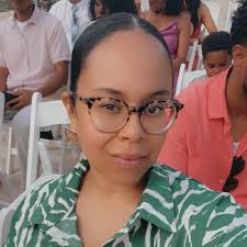 Ya nome e Sandra Ya Mai Cu Pai e di Brava ta vivi na New Bedford,  Massachusetts! So my name is Sandra my are parents are from Brava! I  visited Cabo Verde