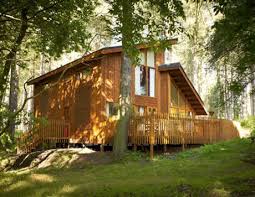 From log cabins in scotland to the rolling meadows of yorkshire, the lush valleys of the lake district to the glittering coast of cornwall, there are all kinds of incredible holiday locations available. Cabin In The Woods Uk Holiday Cottages Uk Holiday Cottage Log Cabin Holidays