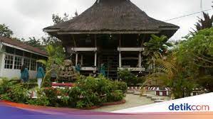 Karena suku batak mempunyai enam sub suku, yakni simalungun, batak toba, mandailing, angkola, karo, dan pakpak. Penampakan Khas Rumah Adat Batak Simalungun