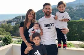 Esta es la última foto que se han tomado messi y antonela antes de casarse. Las Fotos De La Casa Mansion Donde Lionel Messi Esta Cumpliendo La Cuarentena Con Su Familia Cienradios