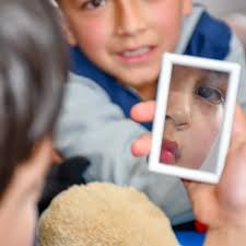 Este día, los estudiantes de 2°, 7° y 10°, vivieron la jornada de bienestar  emocional. A través de actividades como yoga, arte, manualidades y juegos  pudieron expresarse, compartir, reflexionar sobre el autocuidado