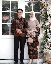 Apalagi desain yang berkembang saat ini semakin mempermudah para konsumen untuk memilih dan memilikinya. Baju Couple Kondangan Kekinian 2021 Real Pict Batik Couple Viola Kebaya Brokat Modern Couple Baju Batik Couple Couple Brukat Kondangan Baju Adalah Salah Satu Baju Kondangan Yang Menjadi Baju Pesta