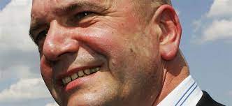 Statt wie bisher rund 200 000 euro pro jahr verdient er rückwirkend ab dem 1. 26 Faches Gehalt Vw Betriebsratschef Osterloh Weist Millionengehalt Zuruck Nachricht Finanzen Net