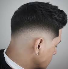 Corto para «temple fade», el corte de pelo templado temporal está sacudiendo las listas de tendencias para los peinados de los hombres este año. Pin By Anthony Loyola On Barbearia Drop Fade Haircut Mid Fade Haircut Mens Haircuts Fade