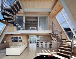 Idee De Petite Maison Fonctionnelle Cuisine Avec Ilot Blanc Parquet Clair Canape Blanc Meuble Tv En Bois Marron Esca Escalier Design Maison Moderne Maison