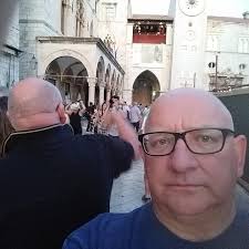 Hi,just wondering if anyone knows of any places to makes friends as I'm a  21 year old guy with no friends.I like to go gym,running and festivals but  struggle to make friends.Any