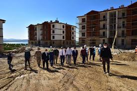 Malatya'da depremzedeler, geçici barınmaları amacıyla kurulumu tamamlanan konteynerlere yerleşmeye başladı. Malatya Valisi Barus Kale Ve Battalgazi Ilcelerinde Yapilan Deprem Konutlarini Inceledi
