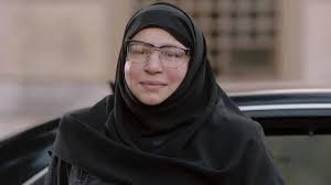 يعجب عبد الغفور بفاطمة عبلة كامل بائعة الكشري، التي تبادله الإعجاب وتحاول مساعدته في مشواره الصعب، وتمر الأيام ويزداد عبد الغفور خبرة في عمله ويتمكن نور الشريف. Ø§Ø¹ØªØ²Ø§Ù„ Ø¹Ø¨Ù„Ø© ÙƒØ§Ù…Ù„ ÙØ§Ø·Ù…Ø© ÙƒØ´Ø±ÙŠ ØªÙˆØ§ØµÙ„ Ø§Ù„Ù‡Ø±ÙˆØ¨ Ù…Ù† Ø§Ù„Ø£Ø¶ÙˆØ§Ø¡ Ù…ØµØ± 360